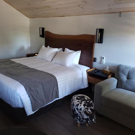 Adventure The Bruce Inn - Recently Renovated With Outdoor Hot Tub Tobermory Exterior photo